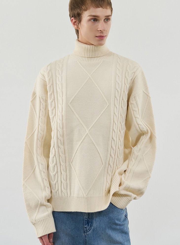 SOFT PBT CABLE TURTLE NECK KNIT [IVORY]