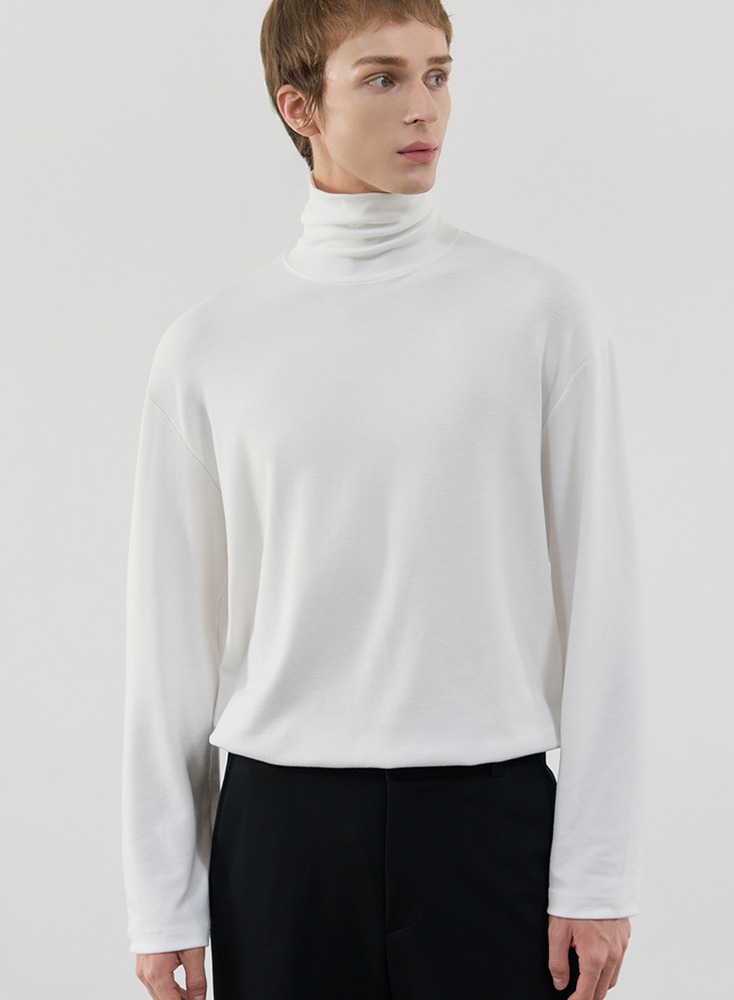 LOOSE-FIT TURTLE NECK LONG SLEEVE T-SHIRTS [OFF WHITE]